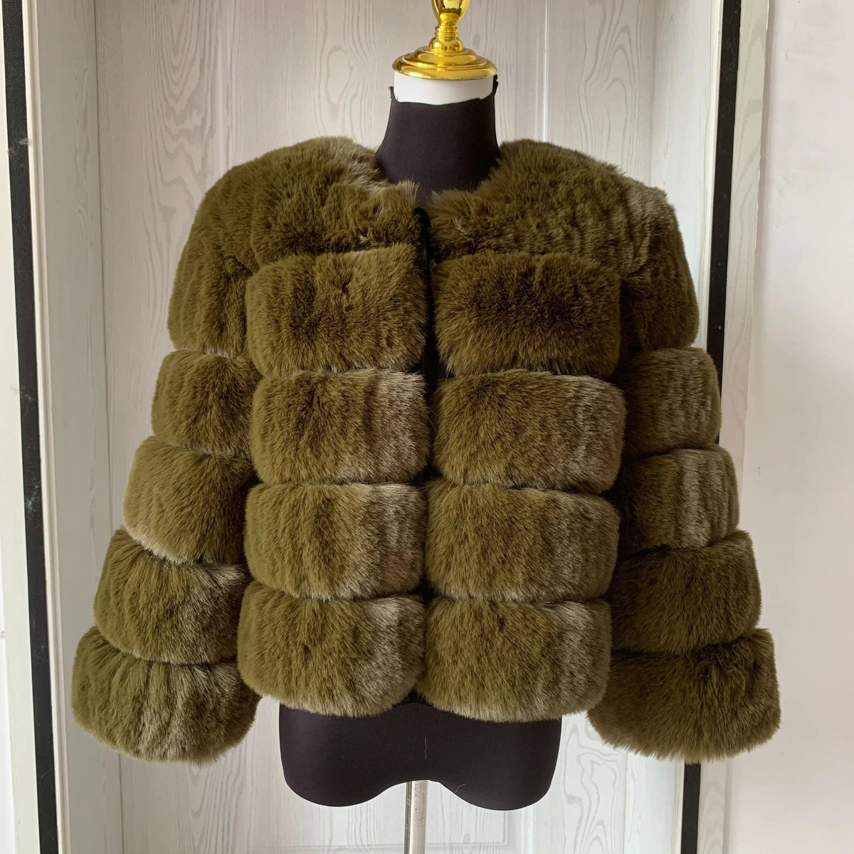 Women's Cropped Faux Fur Jacket – Plush Statement Winter Jacket