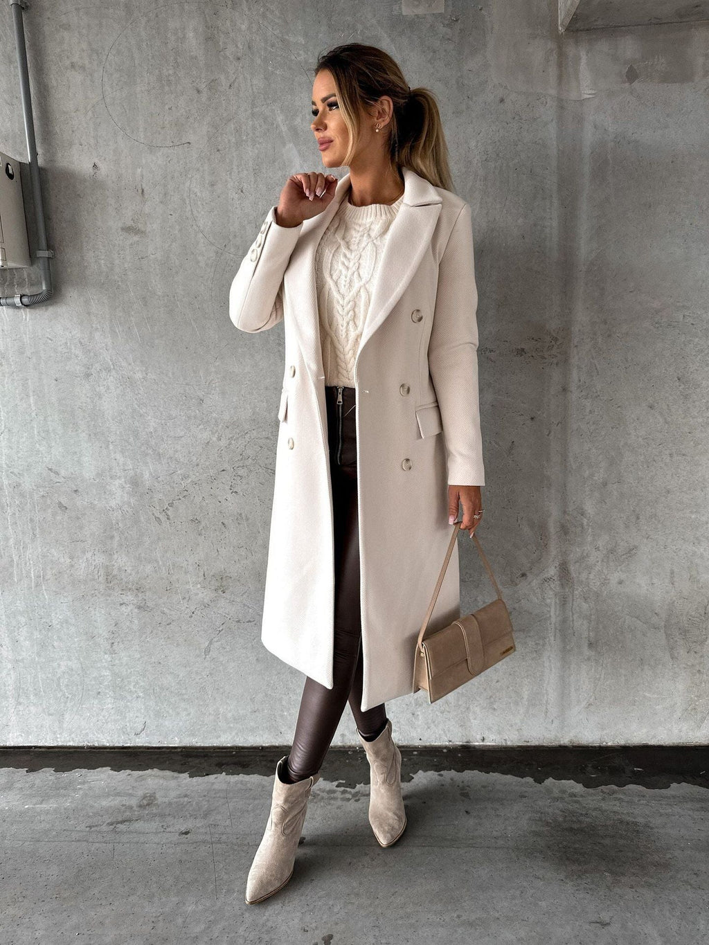 Women's Double-Breasted Winter Overcoat – Tailored Long Sleeve Coat