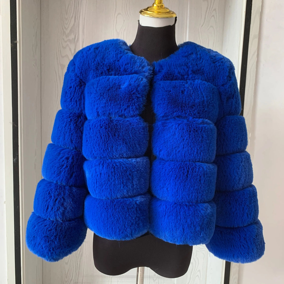 Women's Cropped Faux Fur Jacket – Plush Statement Winter Jacket